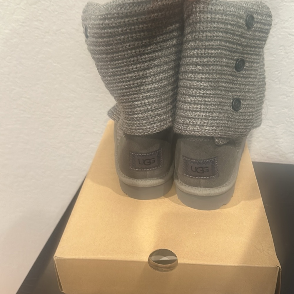 UGG - Picture 2 of 5